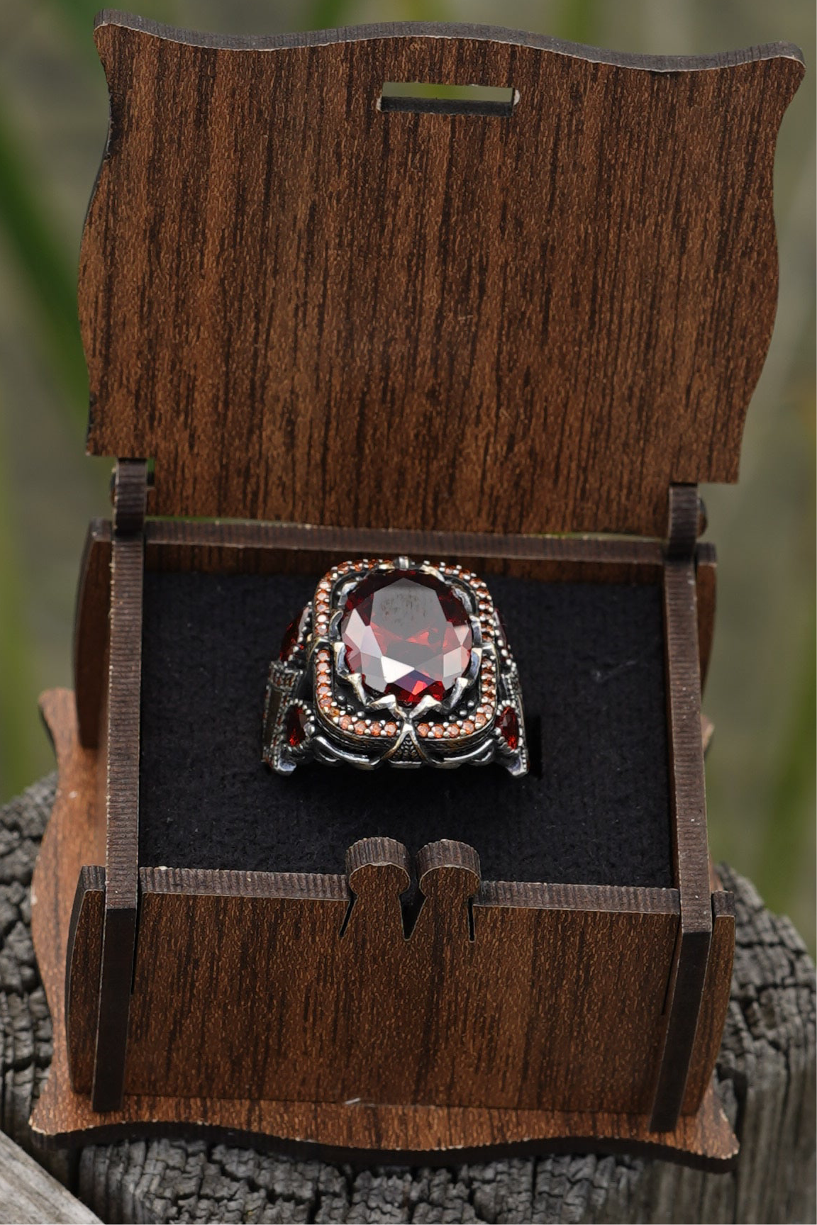 Herrenring aus 925er Silber mit großem ovalem rotem Stein – kunstvolles Design
