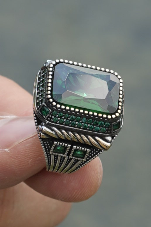 Herrenring aus 925er Silber mit rechteckigem grünem Schmuckstein – markantes Statement