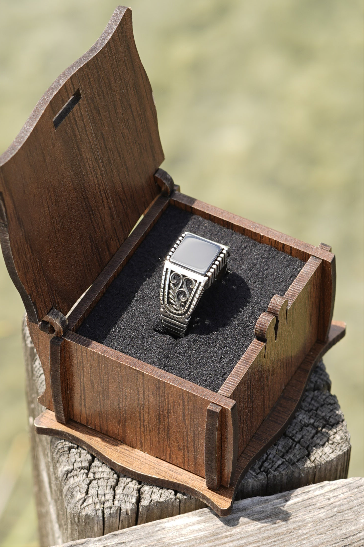 Klassischer Herren-Siegelring aus 925er Silber mit schwarzem Stein