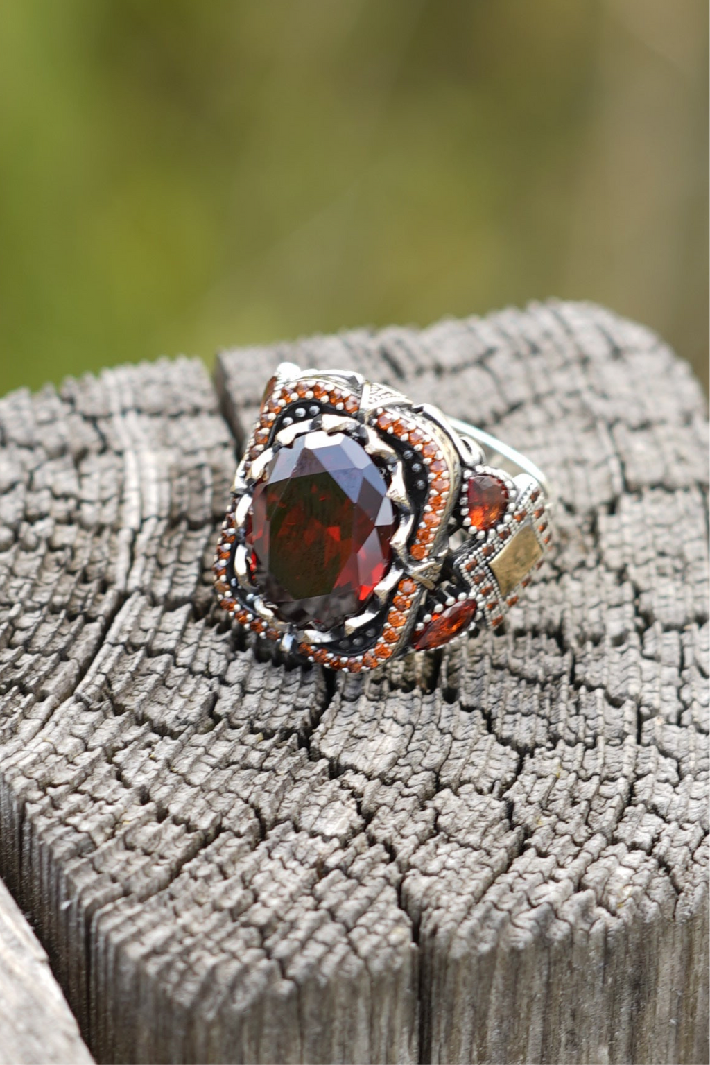 Herrenring aus 925er Silber mit großem ovalem rotem Stein – kunstvolles Design