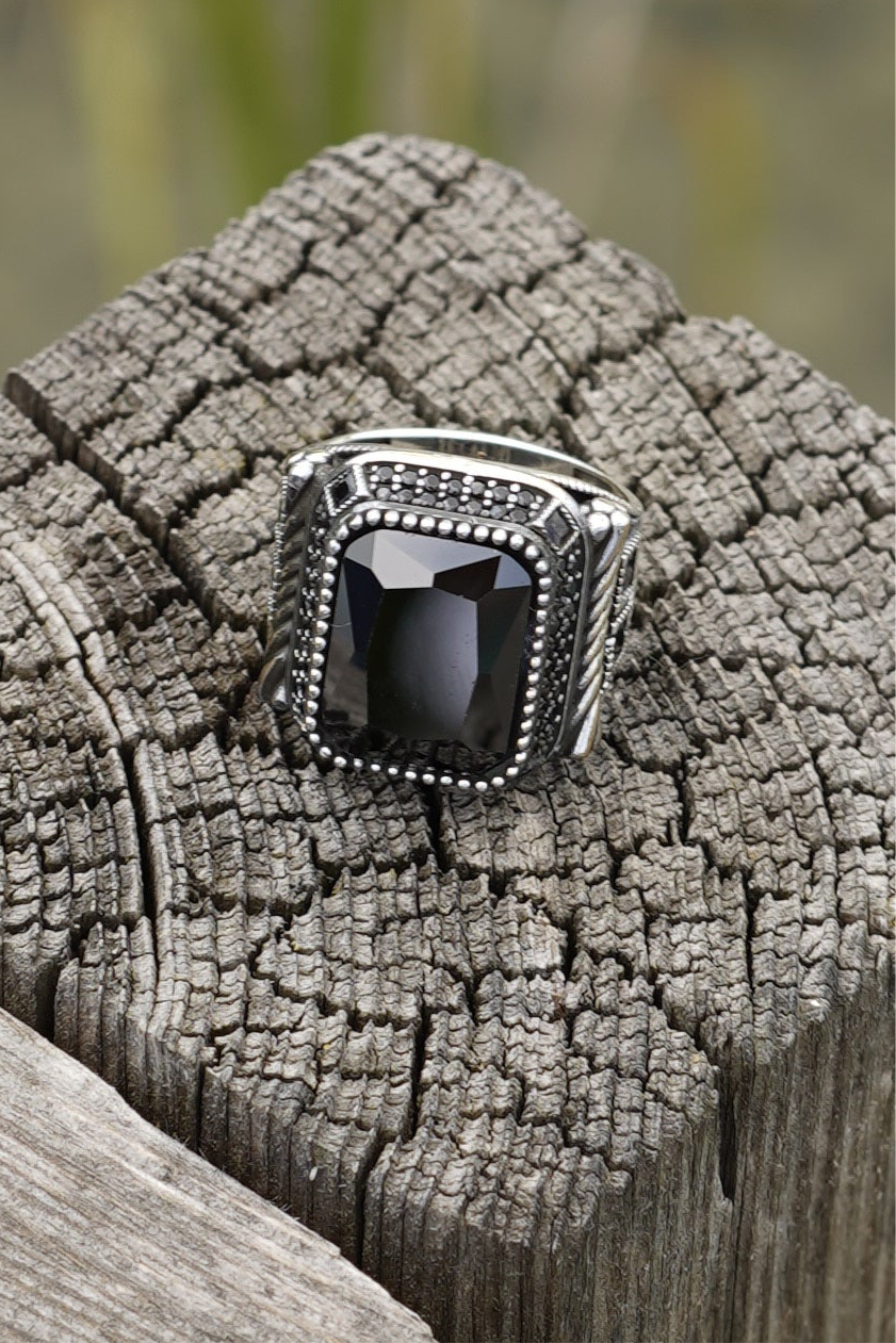 Herrenring aus 925er Silber mit großem rechteckigem schwarzen Stein – maskulines Design