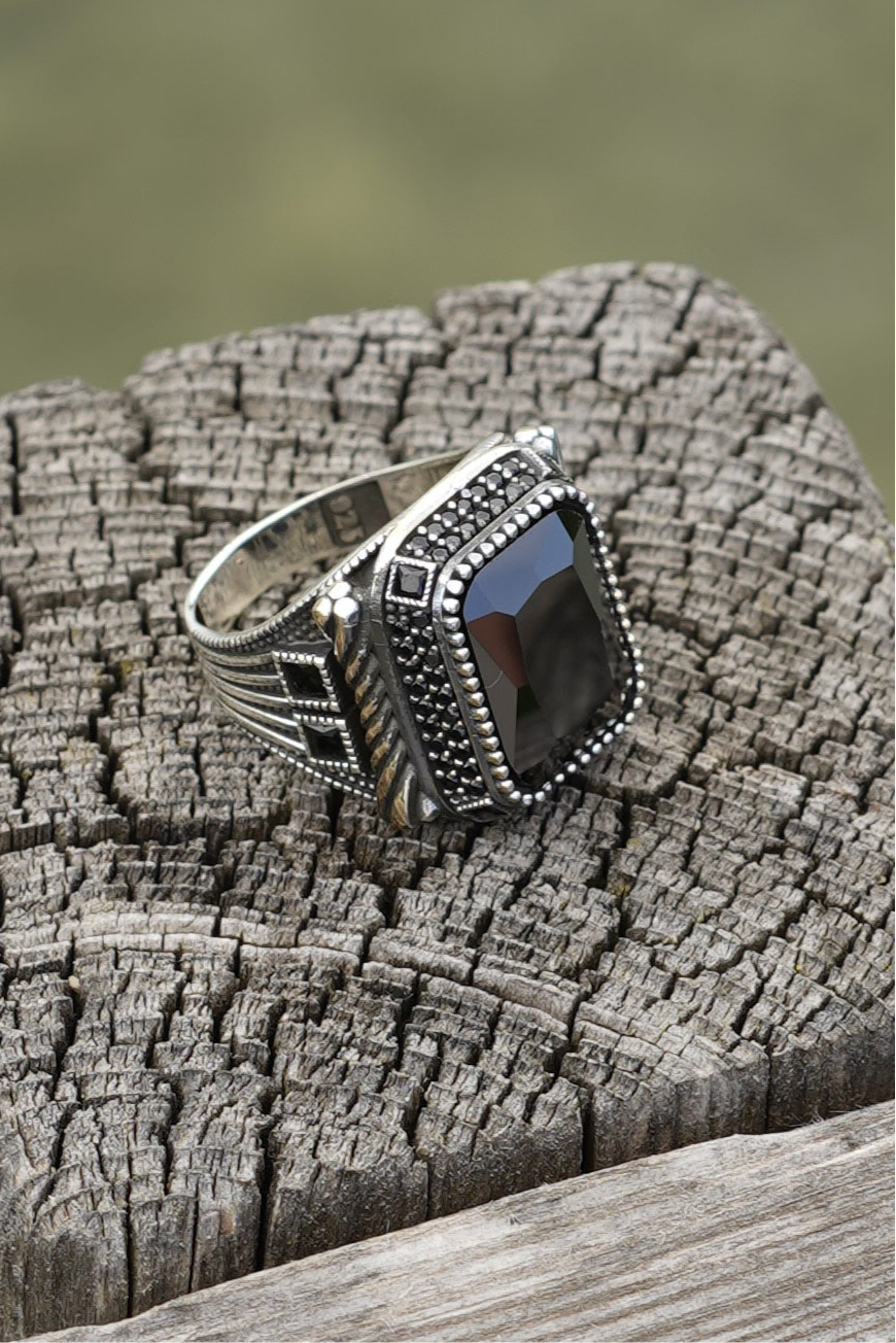 Herrenring aus 925er Silber mit großem rechteckigem schwarzen Stein – maskulines Design