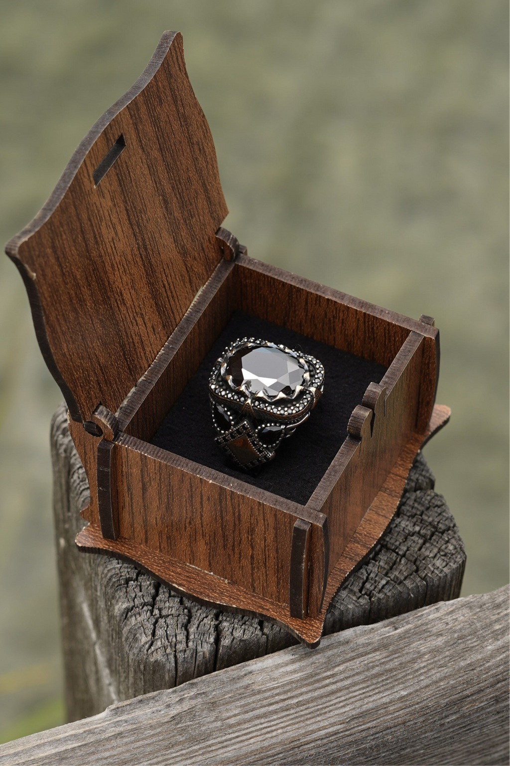 Herrenring aus 925er Silber mit schwarzem Schmuckstein