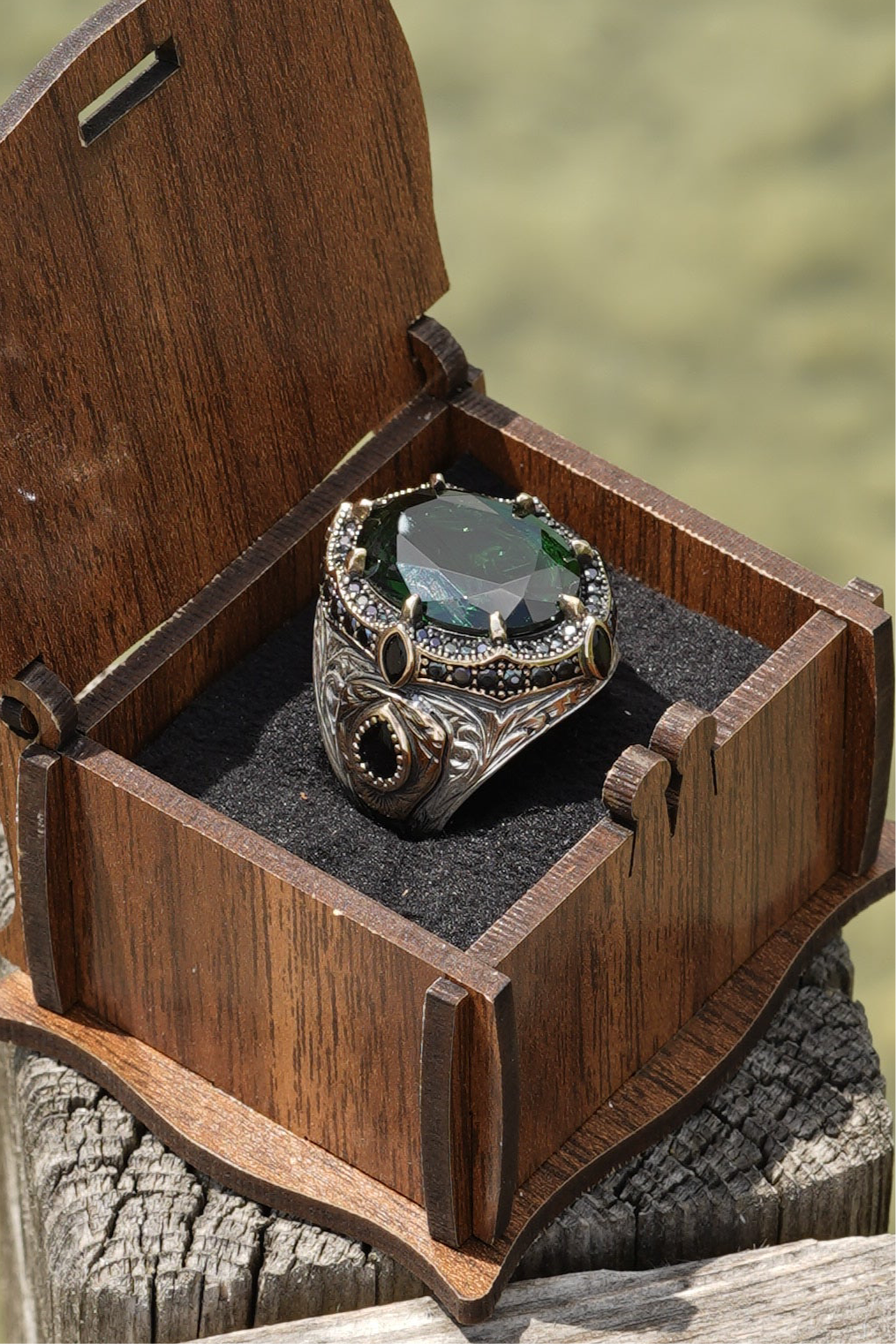 Herrenring aus 925er Silber mit großem ovalem grünem Stein – kunstvolles Design