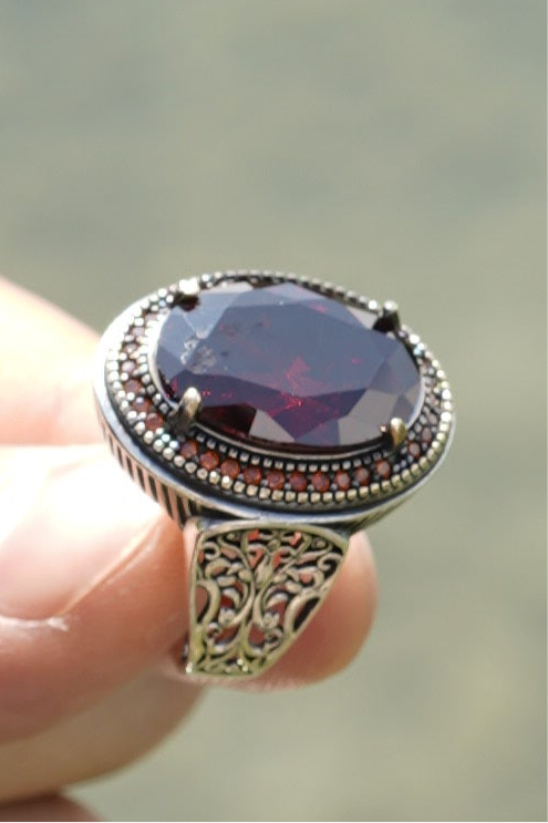 Herrenring aus 925er Silber mit ovalem rotem Schmuckstein – edles Design