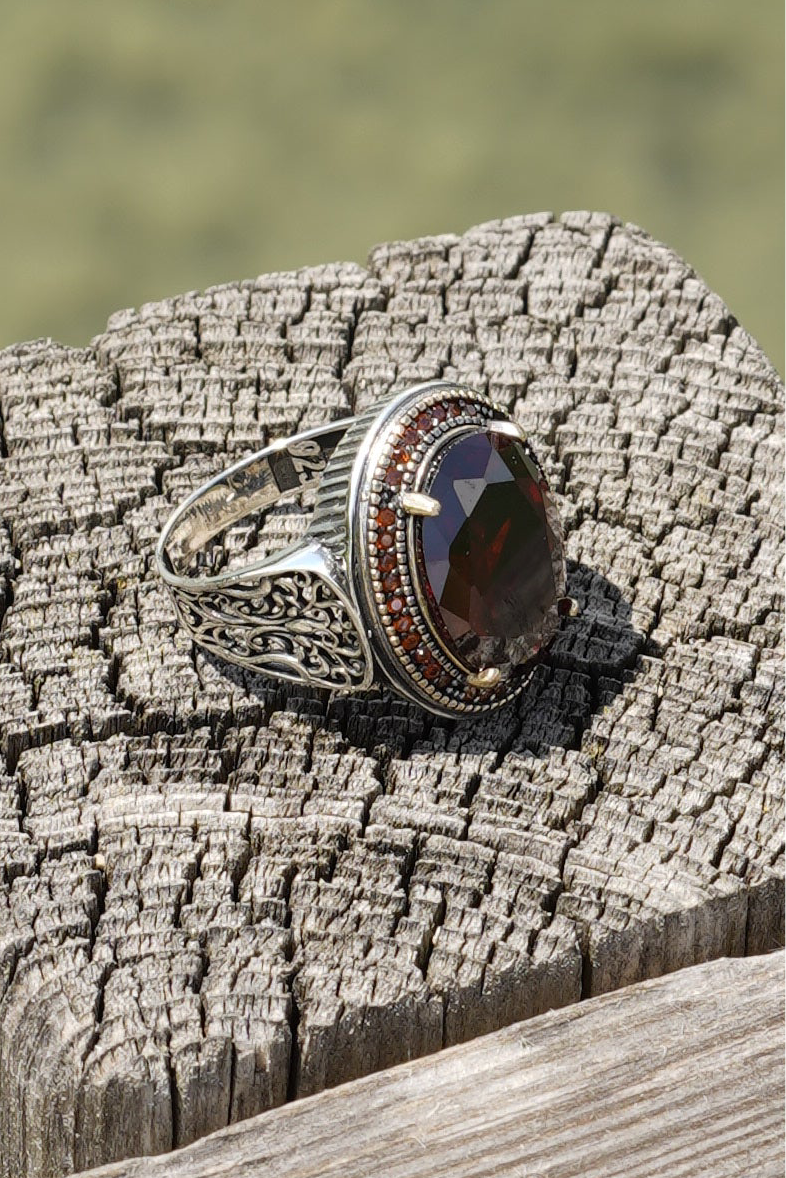 Herrenring aus 925er Silber mit ovalem rotem Schmuckstein – edles Design