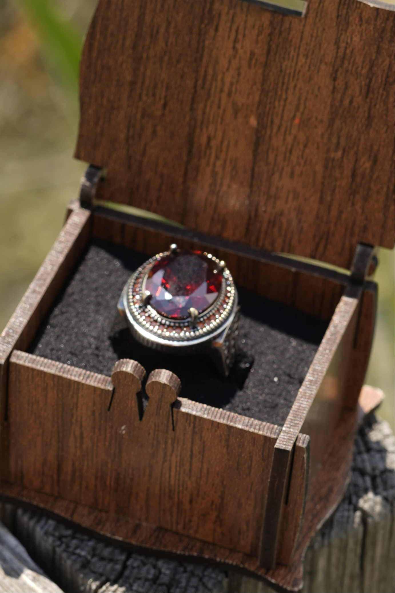 Herrenring aus 925er Silber mit ovalem rotem Schmuckstein – edles Design