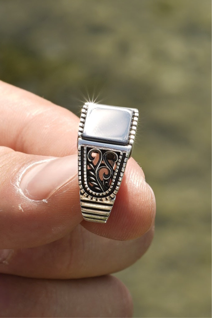 Klassischer Herren-Siegelring aus 925er Silber mit schwarzem Stein