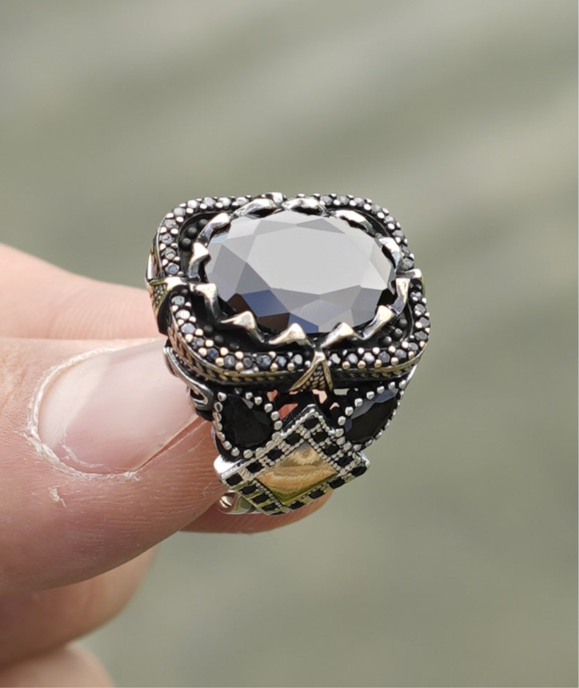 Herrenring aus 925er Silber mit schwarzem Schmuckstein