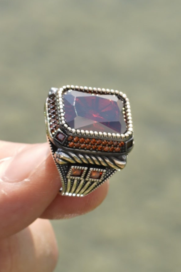 Herrenring aus 925er Silber mit rechteckigem rotem Schmuckstein – markantes Statement