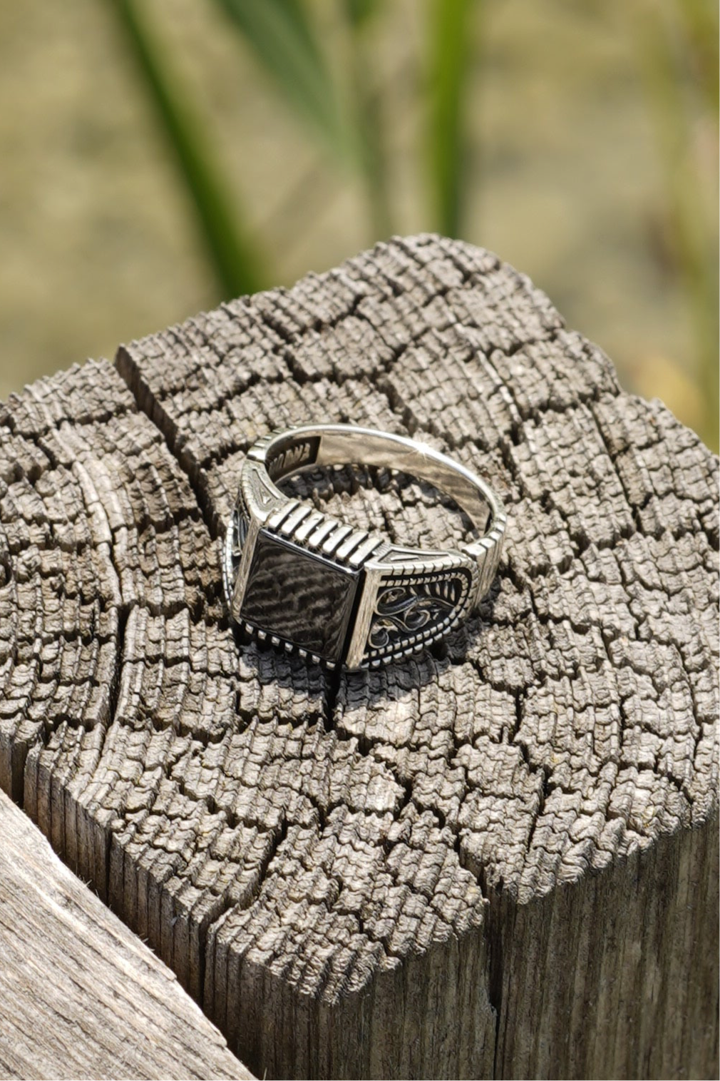 Klassischer Herren-Siegelring aus 925er Silber mit schwarzem Stein