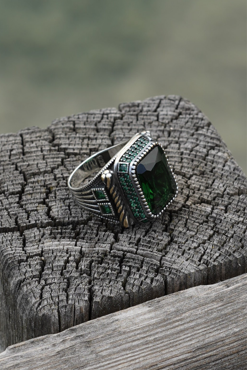 Herrenring aus 925er Silber mit rechteckigem grünem Schmuckstein – markantes Statement