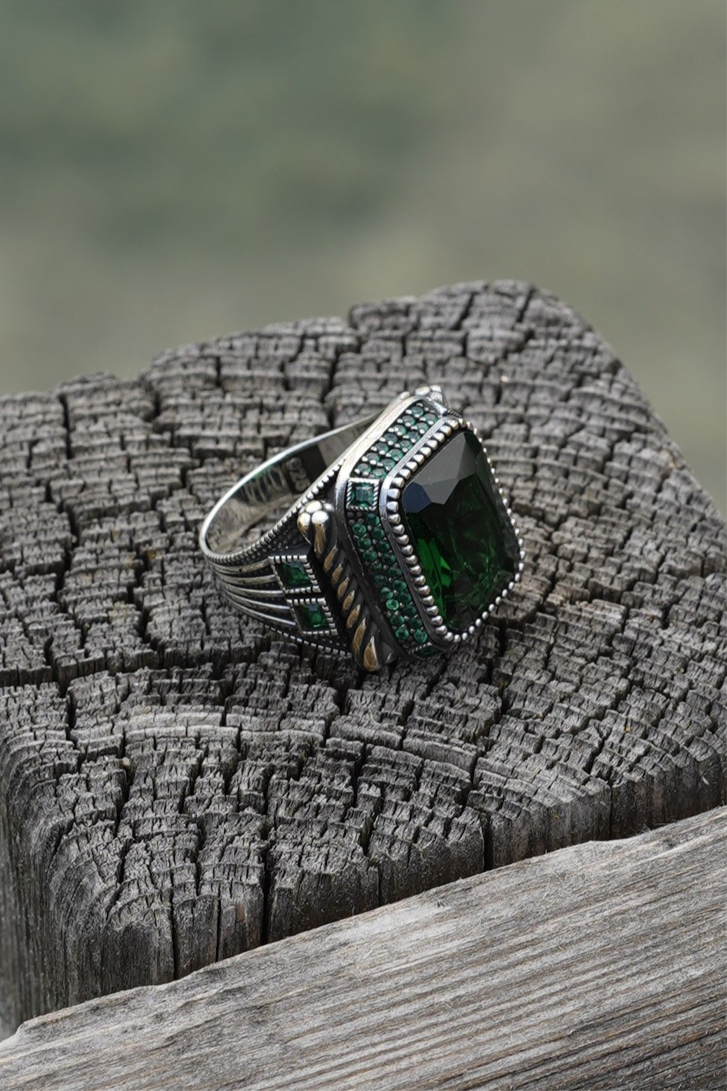 Herrenring aus 925er Silber mit rechteckigem grünem Schmuckstein – markantes Statement