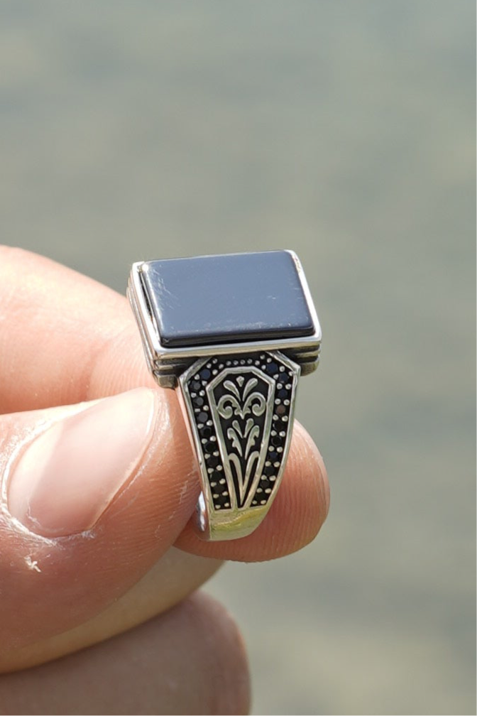 Herrenring aus 925er Silber mit rechteckigem schwarzen Stein – klassisch & maskulin