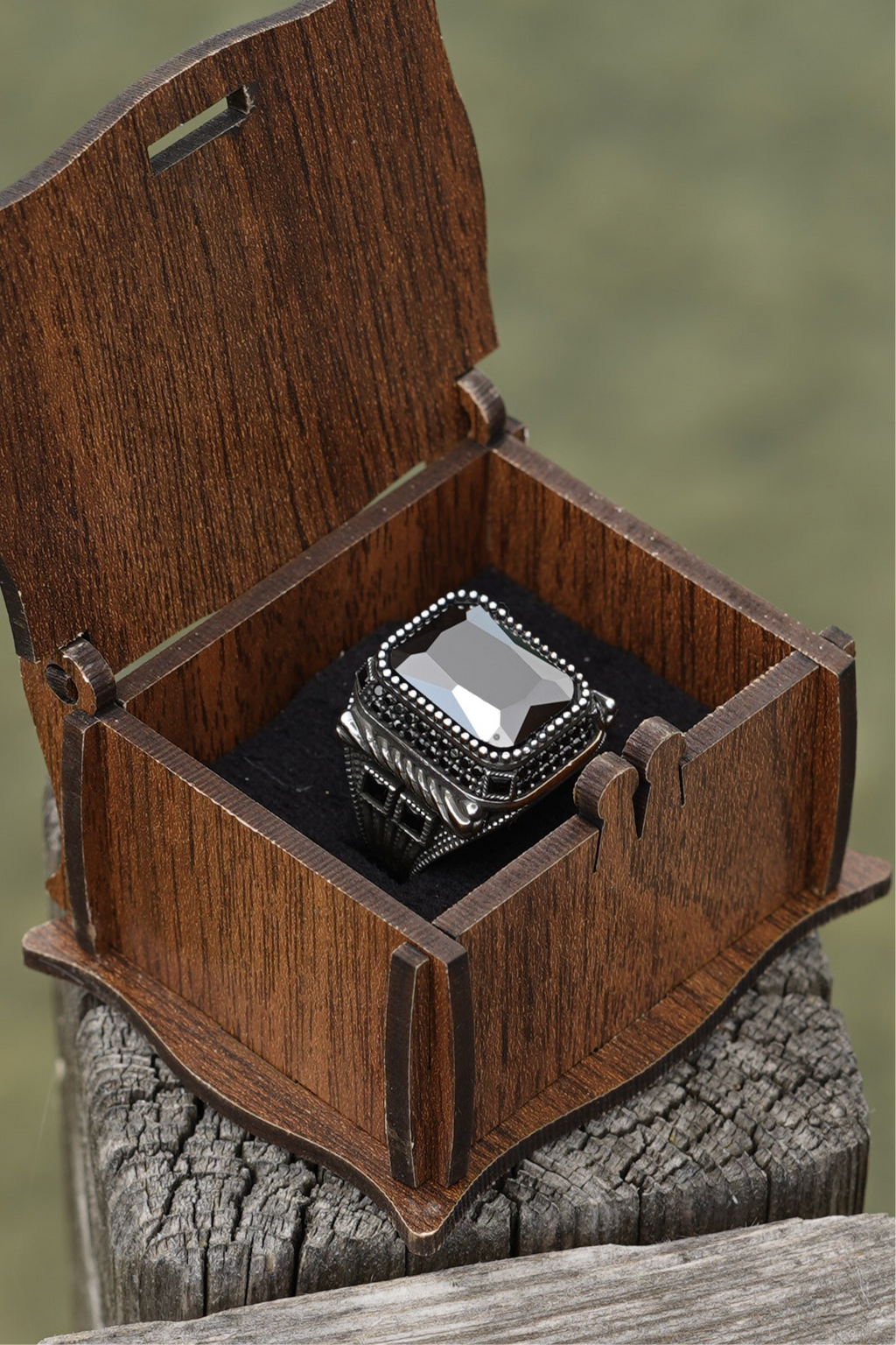 Herrenring aus 925er Silber mit großem rechteckigem schwarzen Stein – maskulines Design