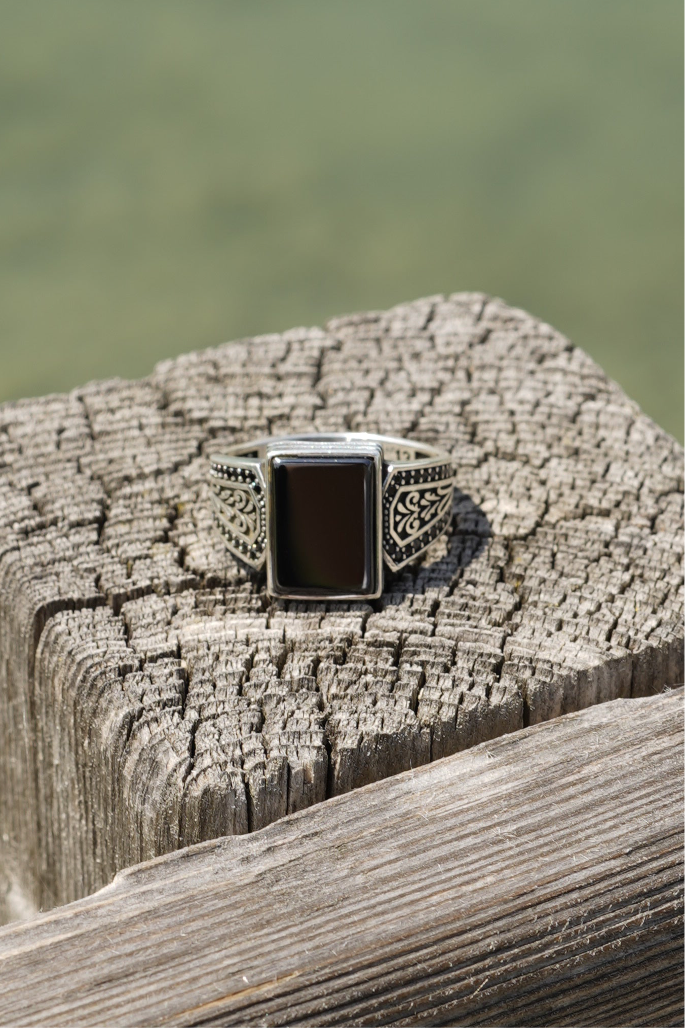 Herrenring aus 925er Silber mit rechteckigem schwarzen Stein – klassisch & maskulin