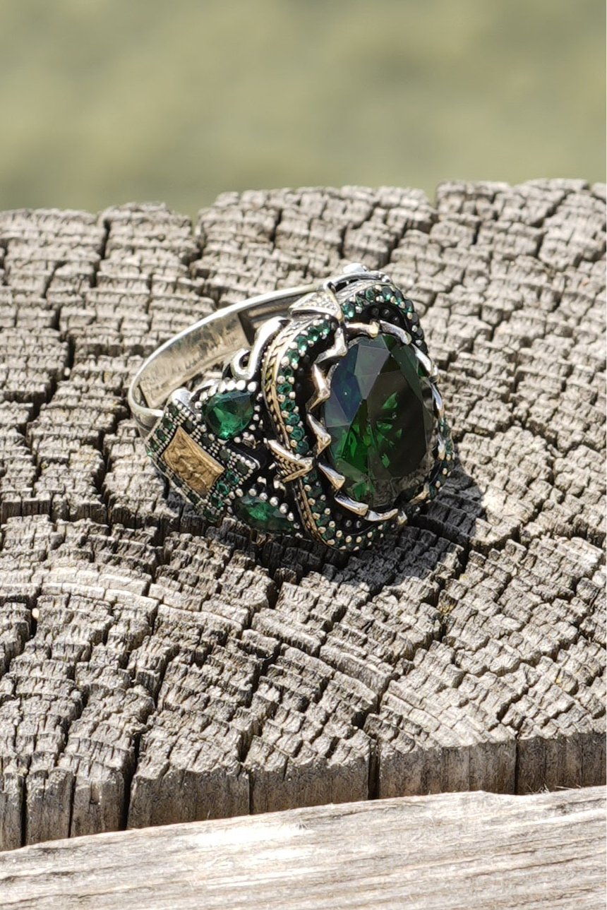 Herrenring aus 925er Silber mit ovalem grünem Stein – kunstvolles Design