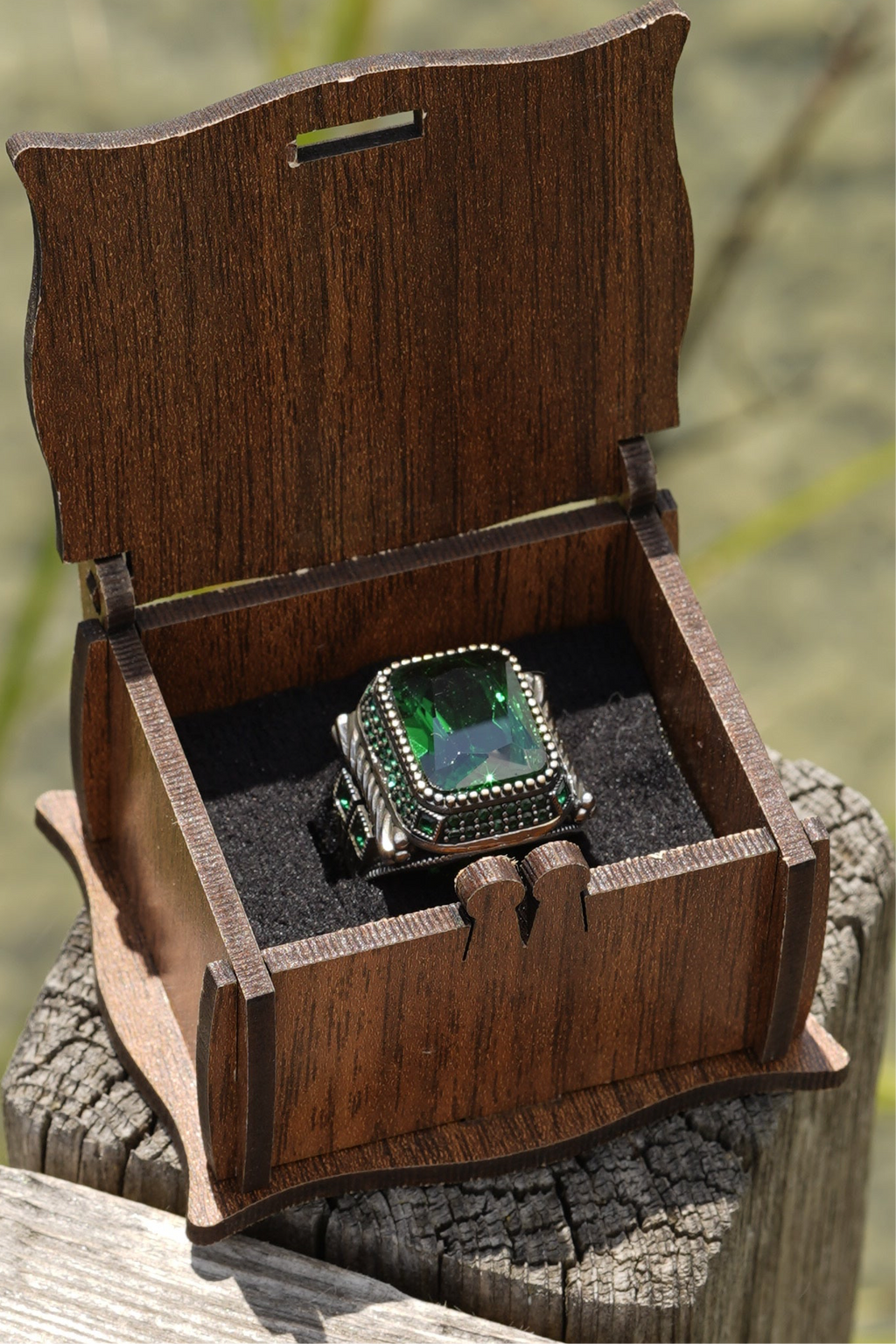 Herrenring aus 925er Silber mit rechteckigem grünem Schmuckstein – markantes Statement