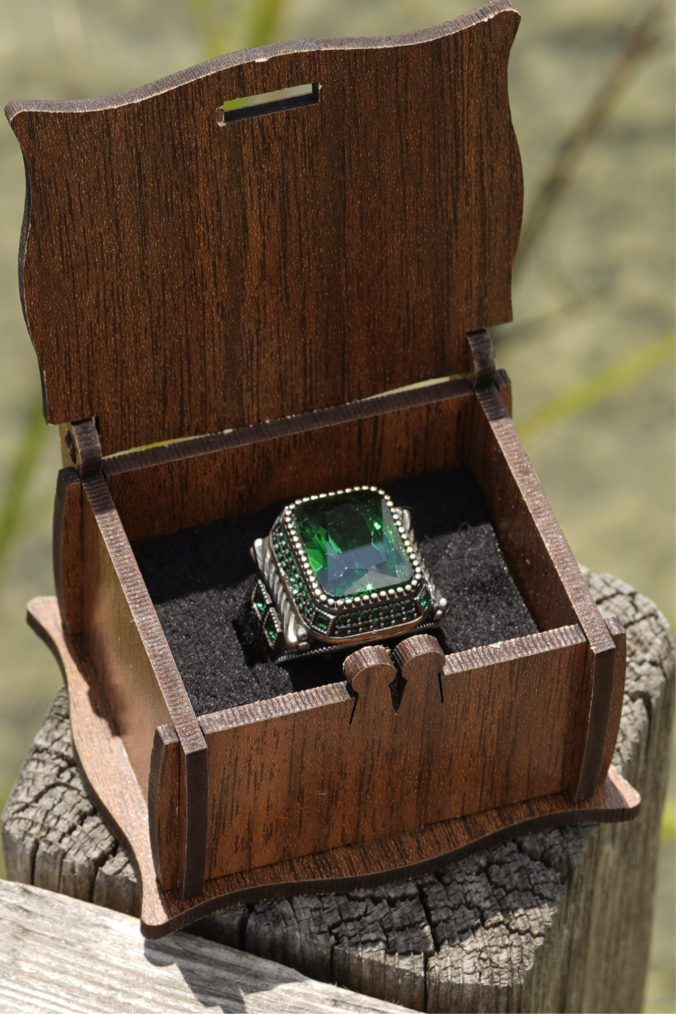 Herrenring aus 925er Silber mit rechteckigem grünem Schmuckstein – markantes Statement