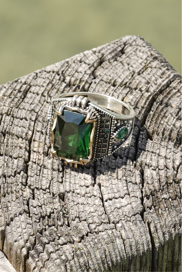 Herrenring aus 925er Silber mit rechteckigem grünem Stein – markantes Design
