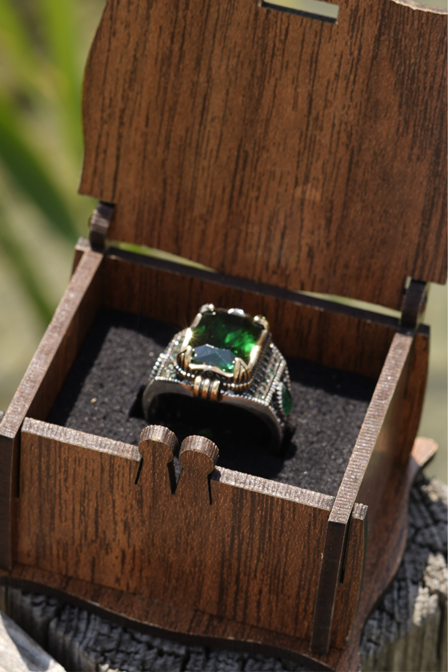 Herrenring aus 925er Silber mit rechteckigem grünem Stein – markantes Design