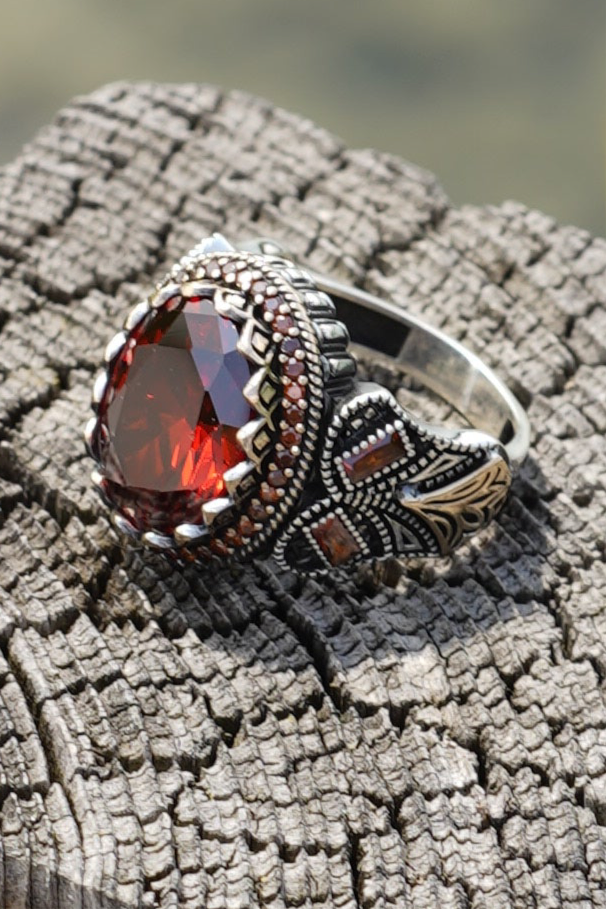 Herrenring aus 925er Silber mit ovalem rotem Schmuckstein – kraftvolles Design