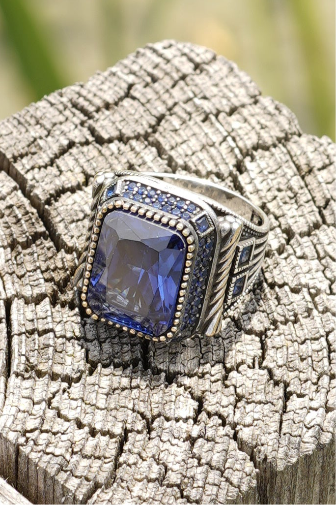 Herrenring aus 925er Silber mit großem rechteckigem blauen Stein – markantes Design