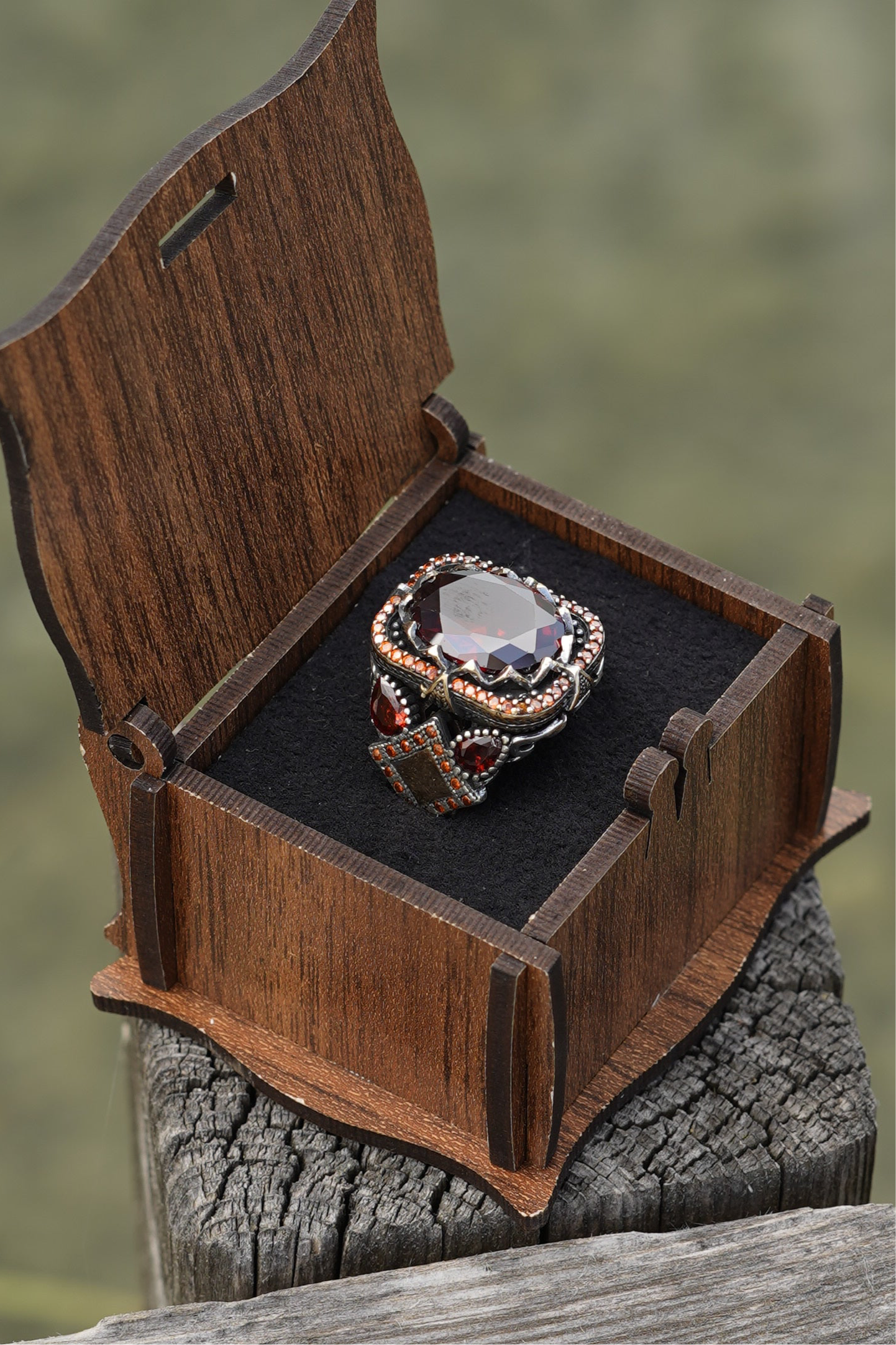 Herrenring aus 925er Silber mit großem ovalem rotem Stein – kunstvolles Design