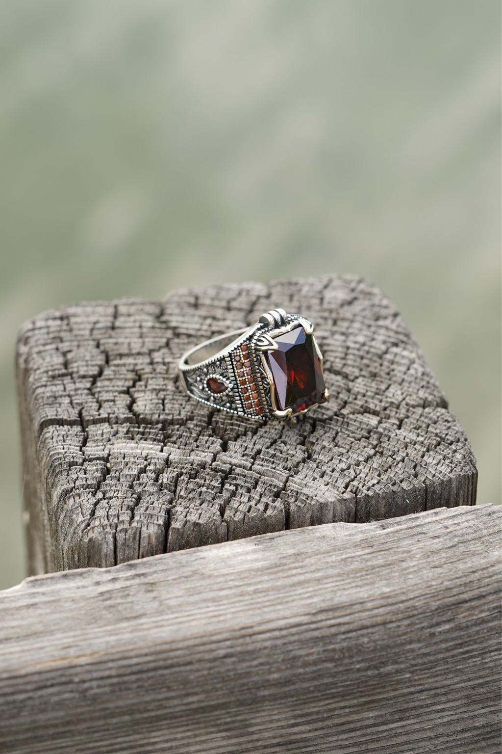 Herrenring aus 925er Silber mit großem rechteckigen roten Stein – verziertes Design