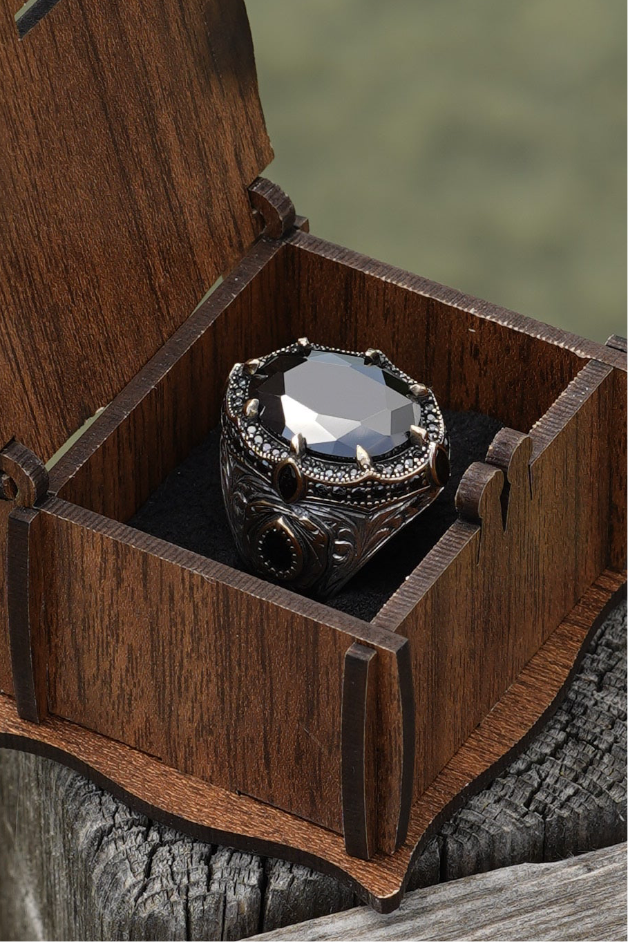 Herrenring aus 925er Silber mit großem ovalem schwarzen Stein – markantes Design