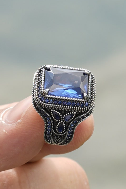 Herrenring aus 925er Silber mit großem rechteckigem blauem Stein – kunstvolles Design