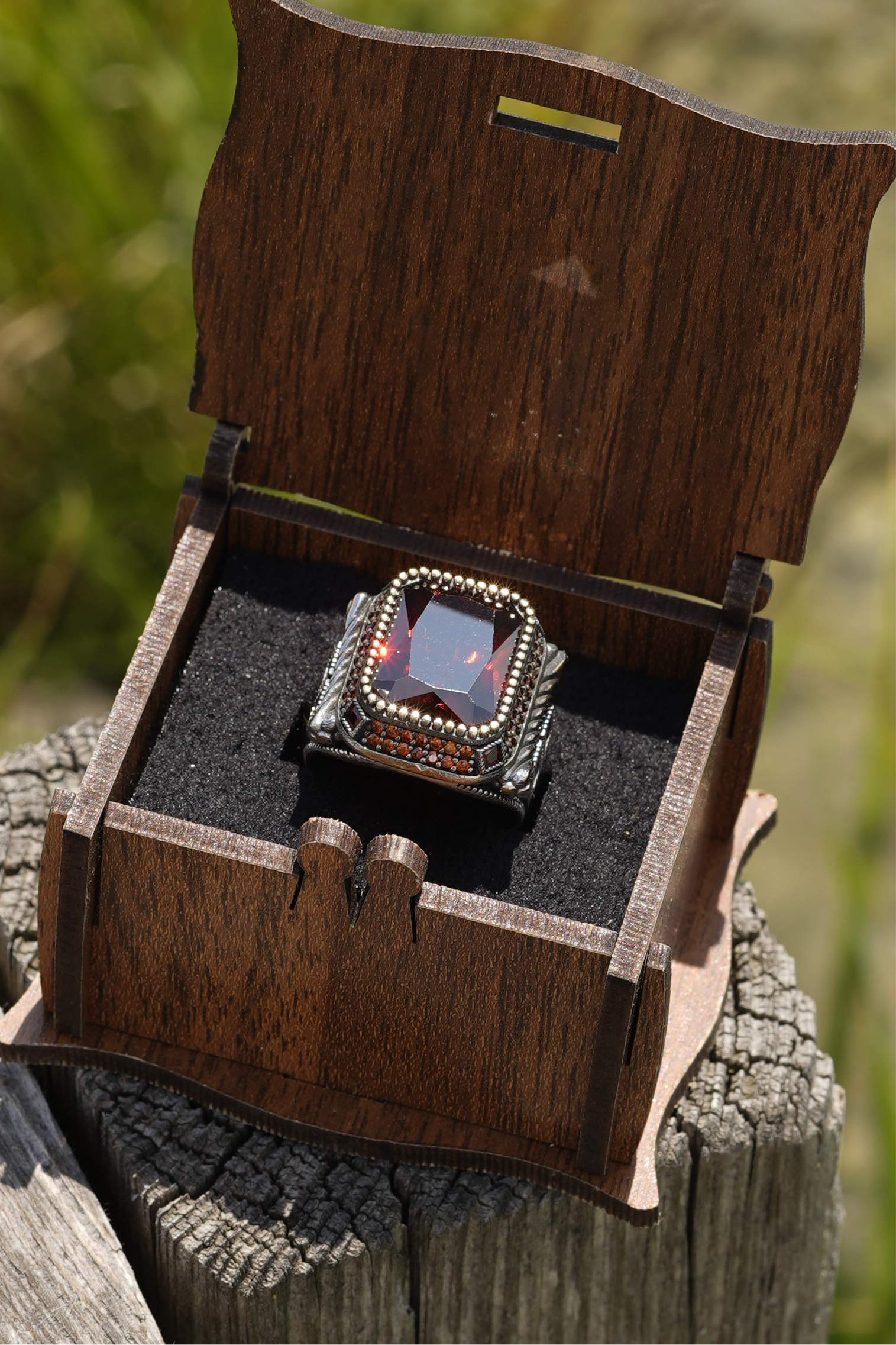 Herrenring aus 925er Silber mit rechteckigem rotem Schmuckstein – markantes Statement