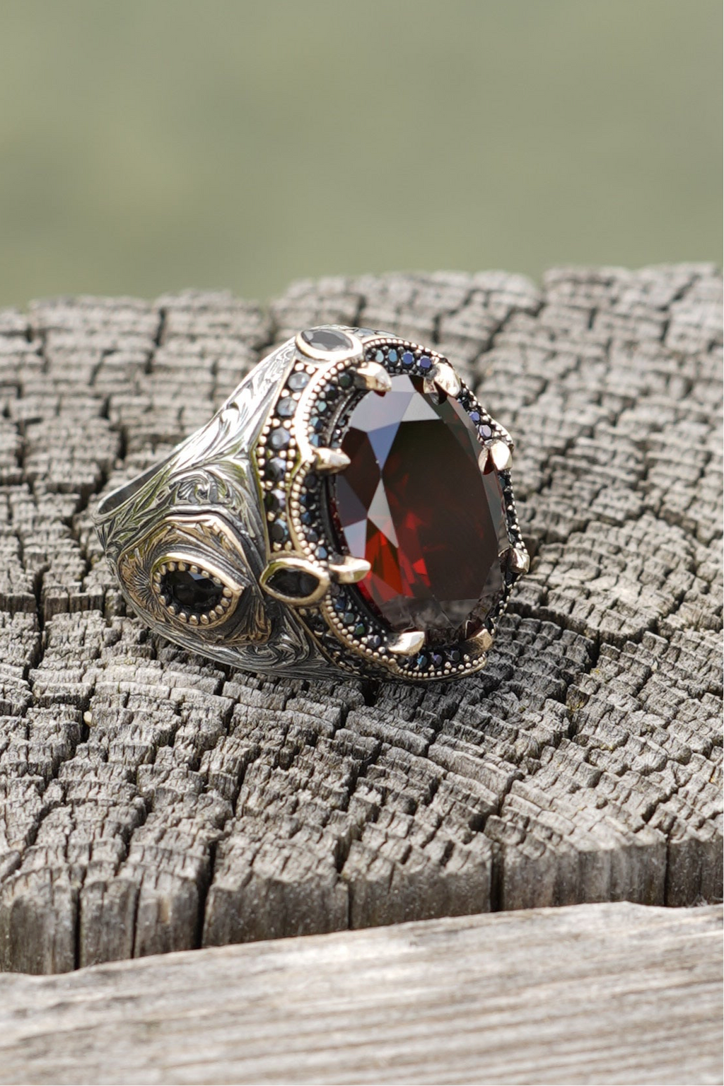 Herrenring aus 925er Silber mit rotem Schmuckstein