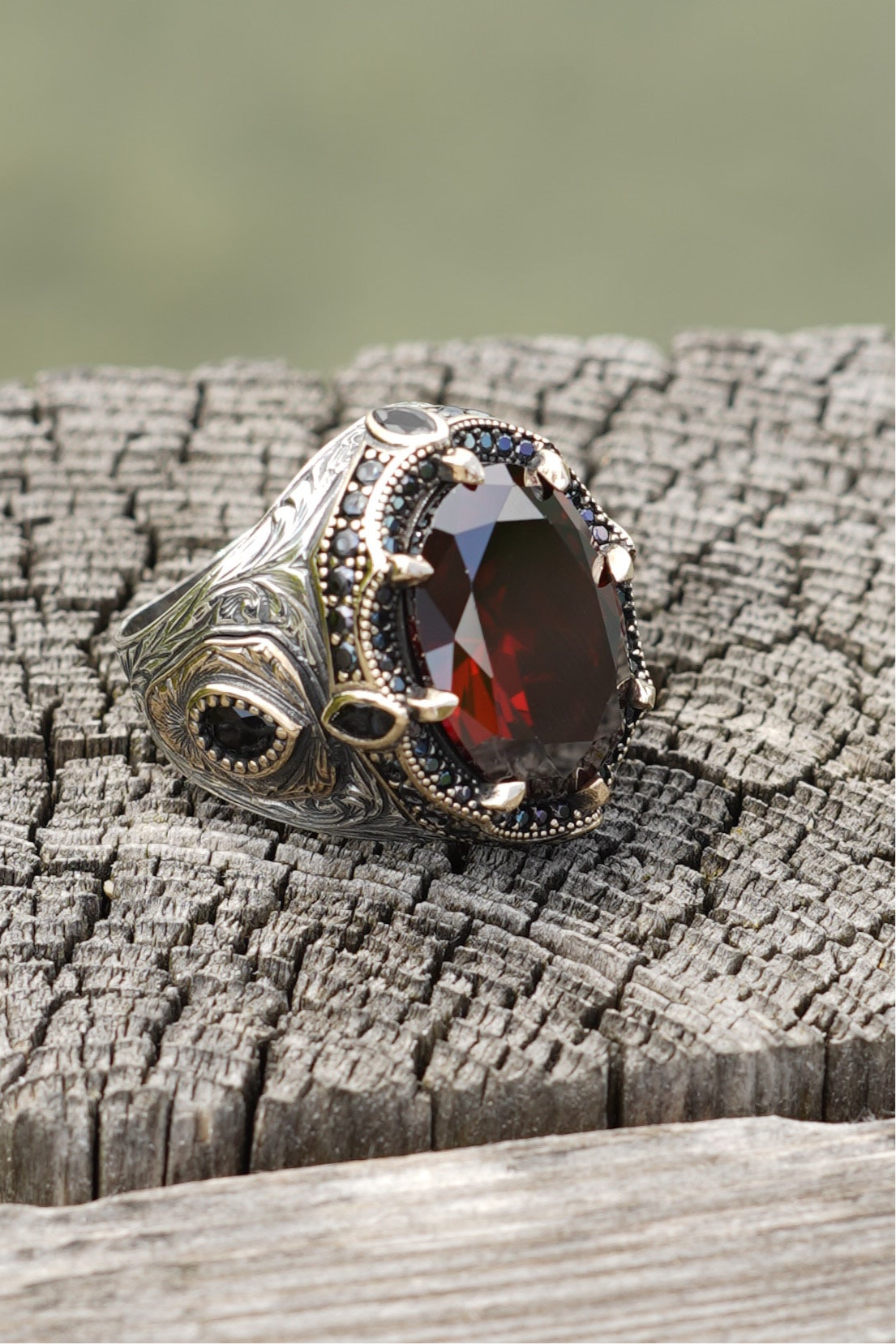 Herrenring aus 925er Silber mit rotem Schmuckstein