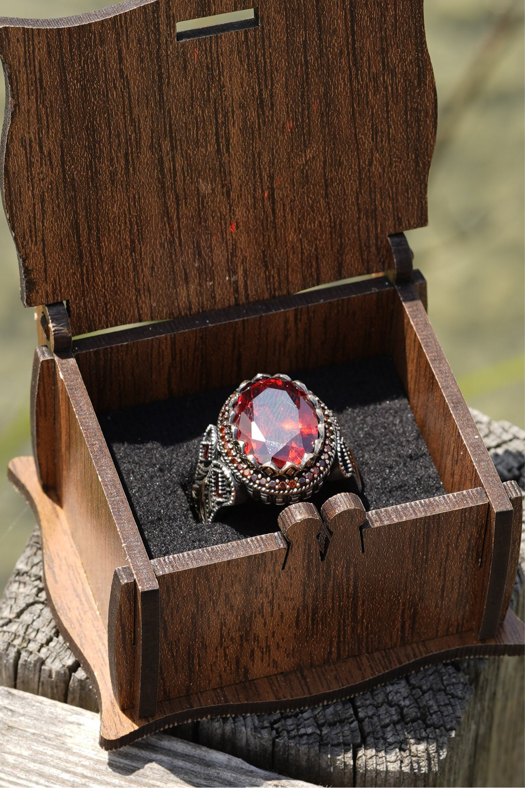 Herrenring aus 925er Silber mit ovalem rotem Schmuckstein – kraftvolles Design