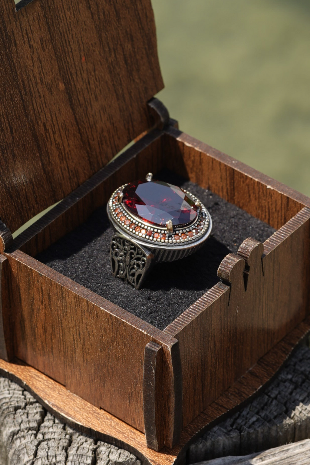 Herrenring aus 925er Silber mit ovalem rotem Schmuckstein – edles Design