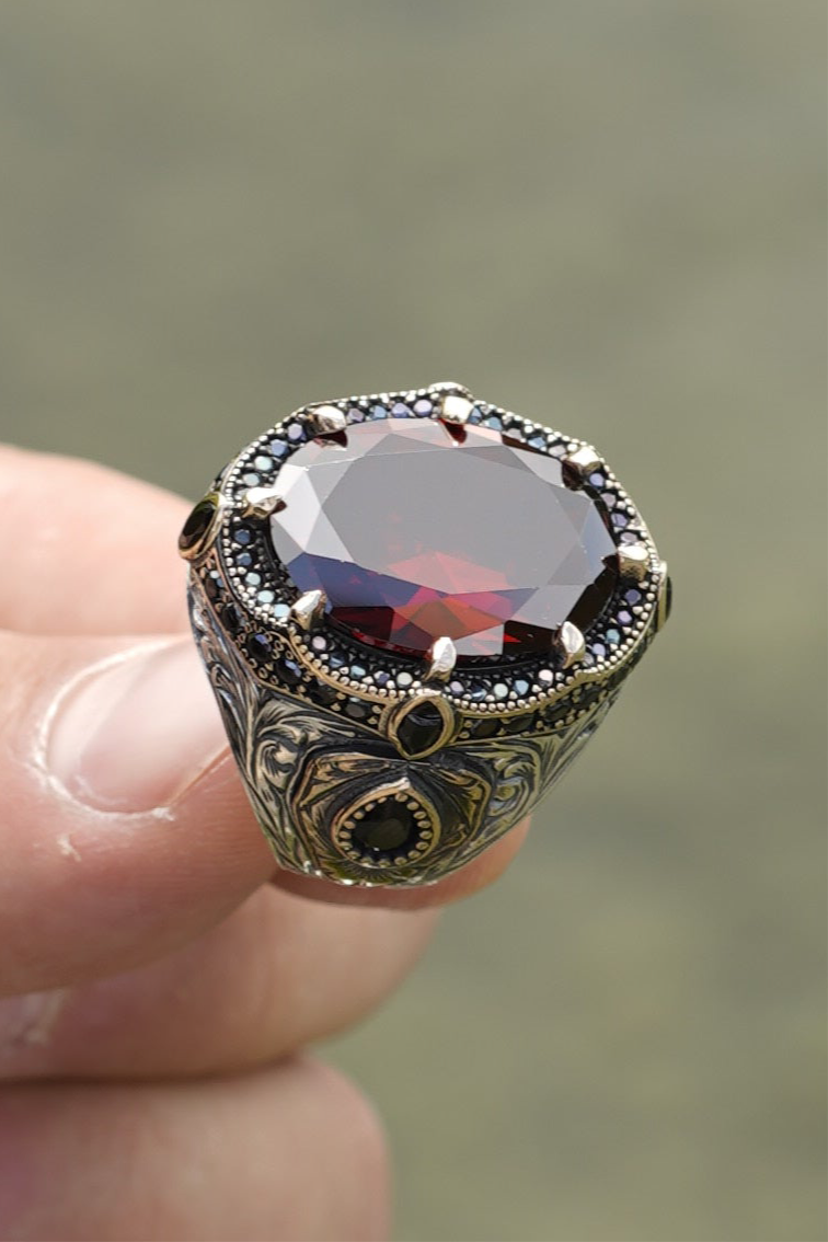 Herrenring aus 925er Silber mit rotem Schmuckstein