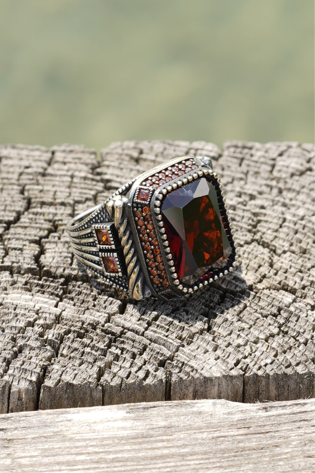 Herrenring aus 925er Silber mit rechteckigem rotem Schmuckstein – markantes Statement