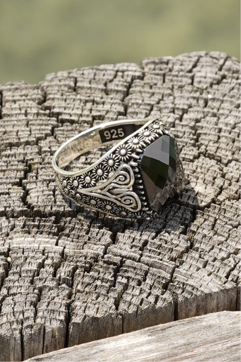 Herrenring aus 925er Silber mit rechteckigem schwarzem Stein – florales Design