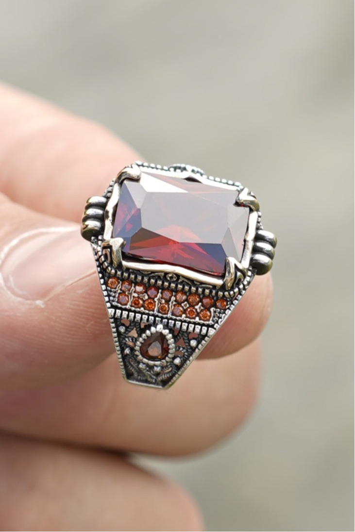 Herrenring aus 925er Silber mit großem rechteckigen roten Stein – verziertes Design
