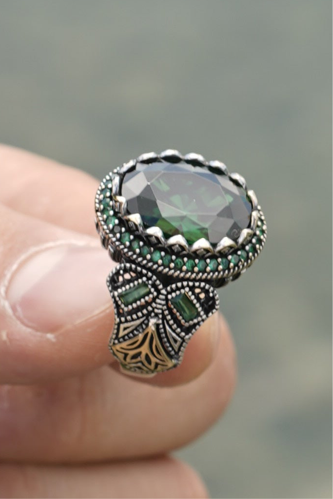 Exklusiver Herrenring aus 925er Silber mit grünem Schmuckstein