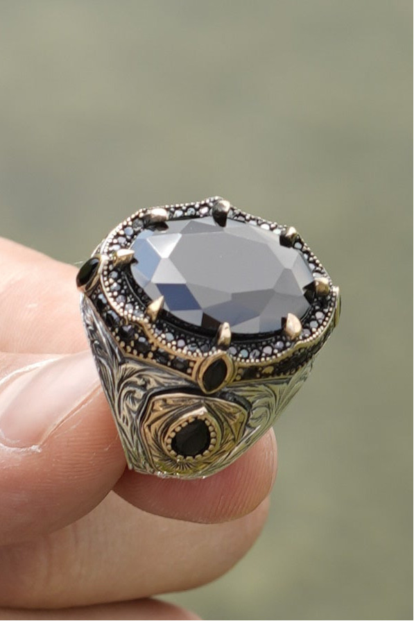 Herrenring aus 925er Silber mit großem ovalem schwarzen Stein – markantes Design