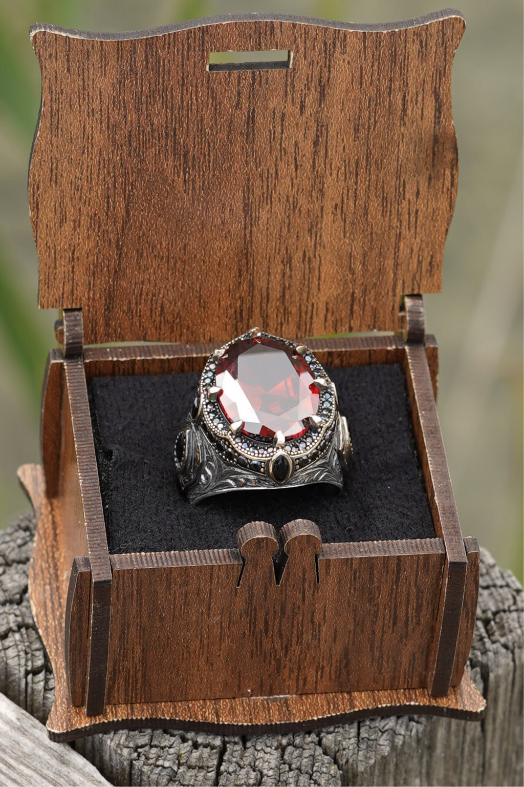 Herrenring aus 925er Silber mit rotem Schmuckstein