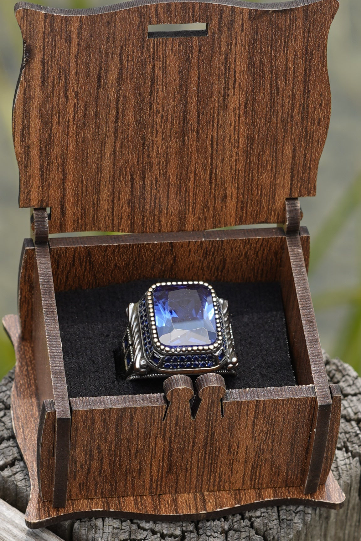 Herrenring aus 925er Silber mit großem rechteckigem blauen Stein – markantes Design