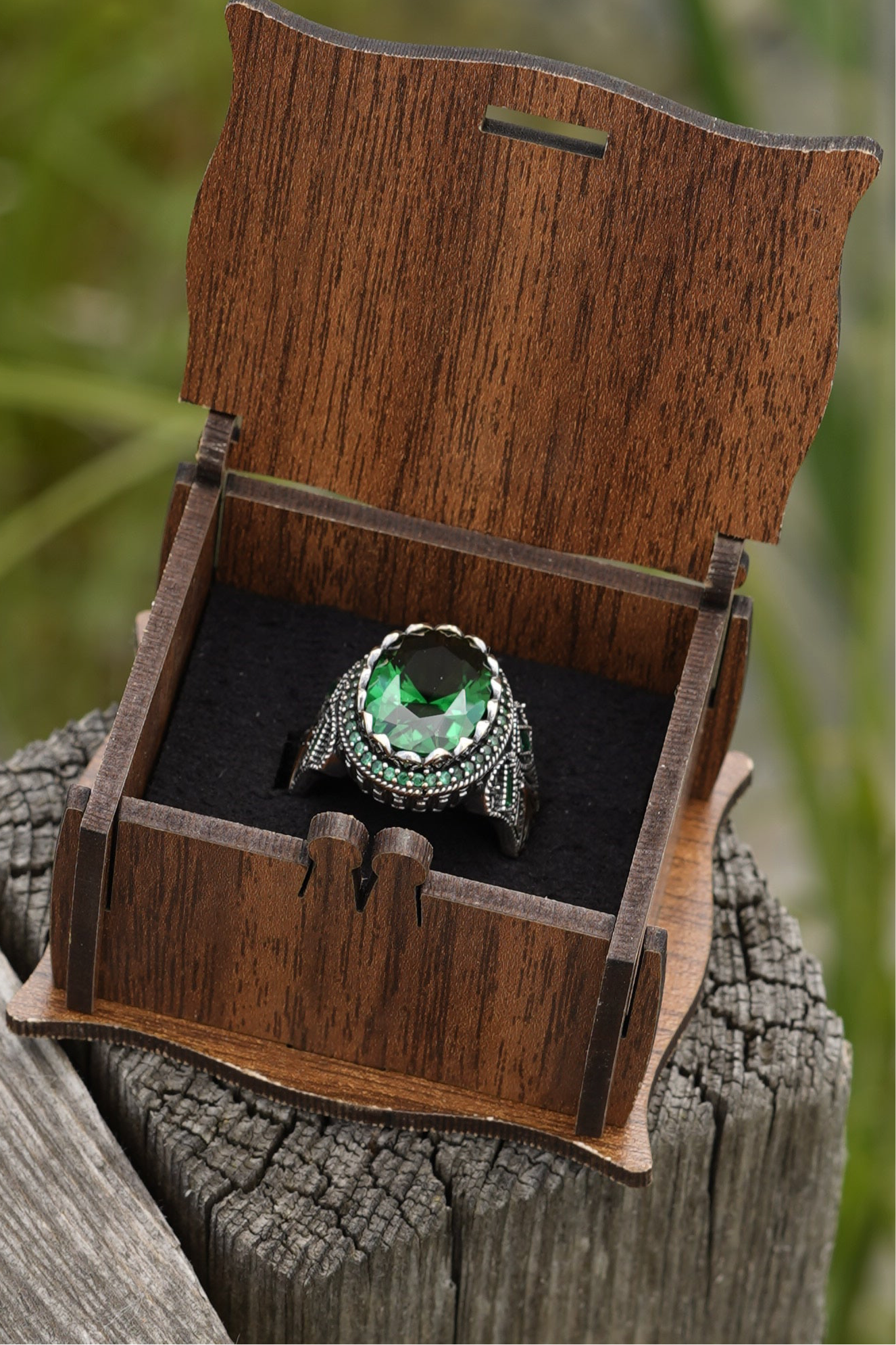 Exklusiver Herrenring aus 925er Silber mit grünem Schmuckstein