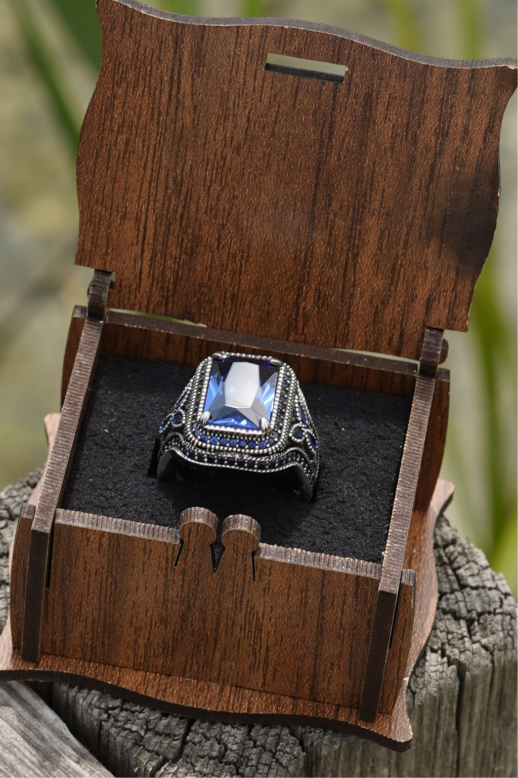 Herrenring aus 925er Silber mit großem rechteckigem blauem Stein – kunstvolles Design