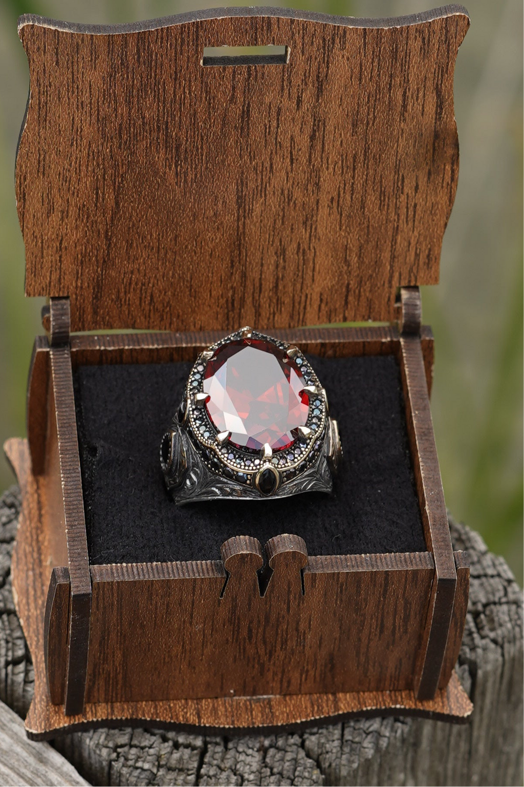 Herrenring aus 925er Silber mit rotem Schmuckstein