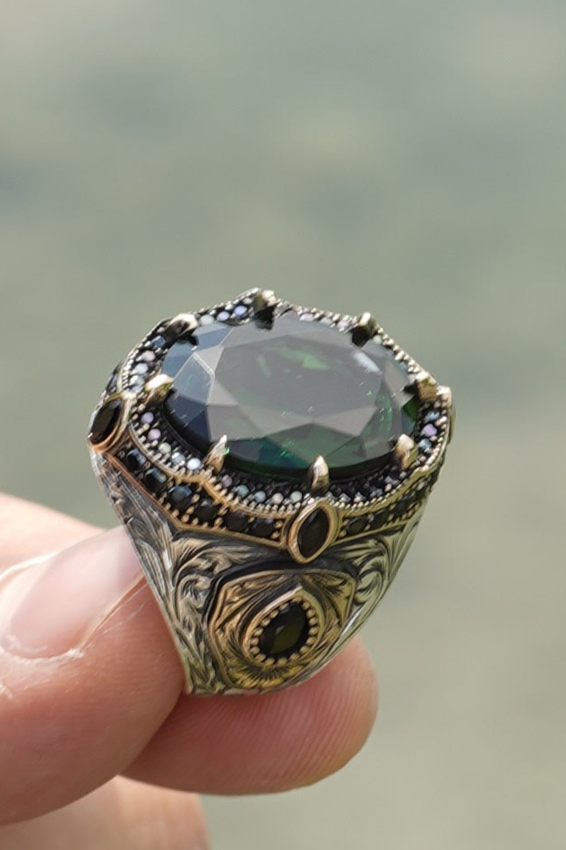 Herrenring aus 925er Silber mit großem ovalem grünem Stein – kunstvolles Design