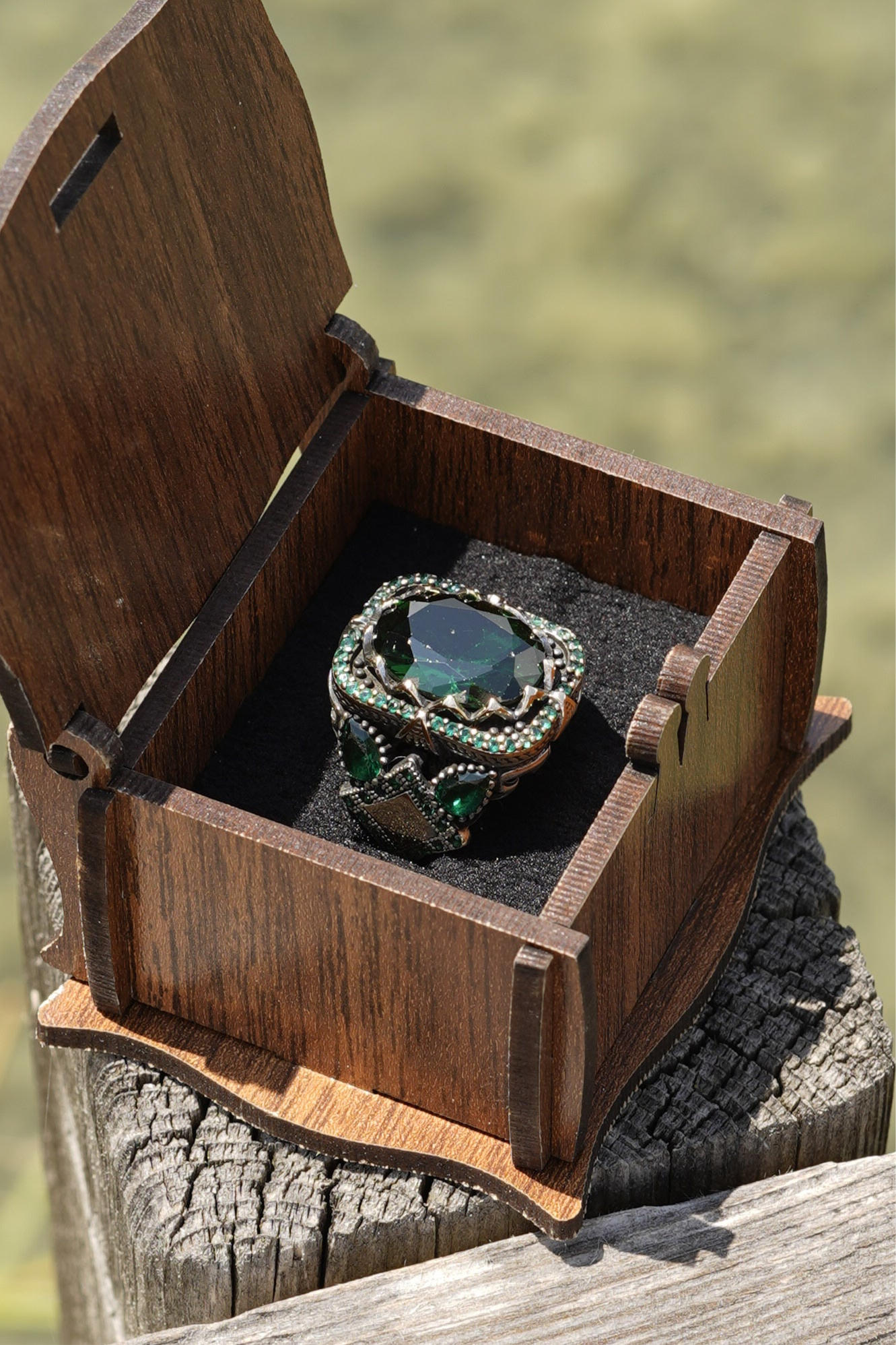 Herrenring aus 925er Silber mit ovalem grünem Stein – kunstvolles Design