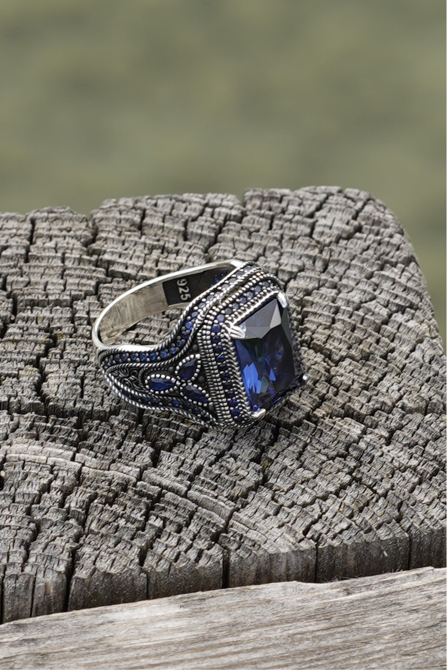 Herrenring aus 925er Silber mit großem rechteckigem blauem Stein – kunstvolles Design